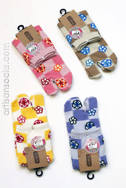 Japanese Flowered Checker Board Mini Crew Tabi Socks: 4 color Variation
